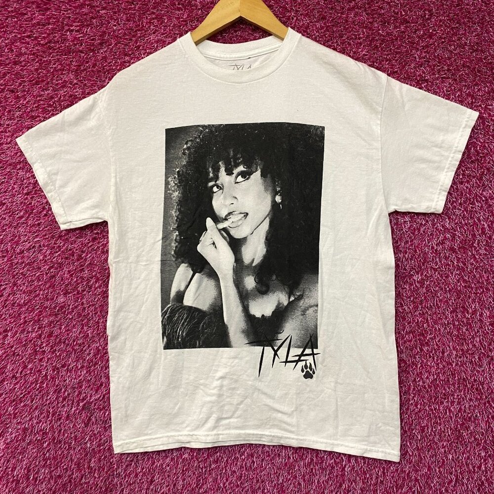 Tyla We Wanna Party Album Poster T-Shirt Small